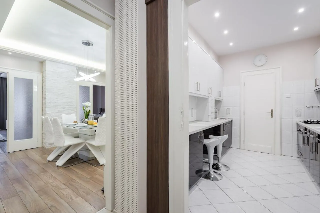 Bpr Ethereal Panoramic Suite With A/C & Balcony Budapest Lägenhet